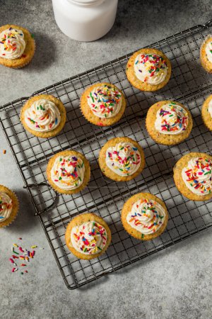 Süße hausgemachte Funfetti Cupcakes mit Zuckerguss und Streusel