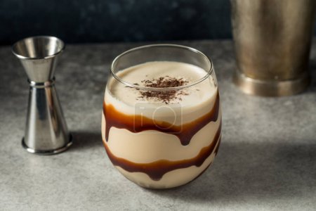 Téléchargez les photos : Cocktail de boue au chocolat congelé Boozy avec liqueur de café - en image libre de droit