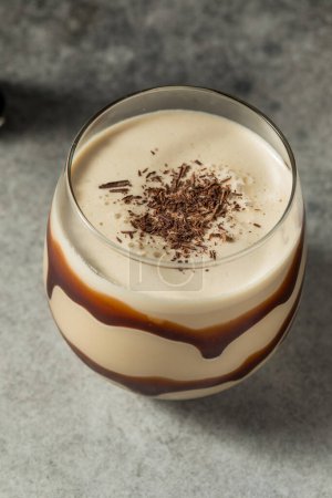 Foto de Cóctel congelado del tobogán del chocolate del alcohol con el licor del café - Imagen libre de derechos