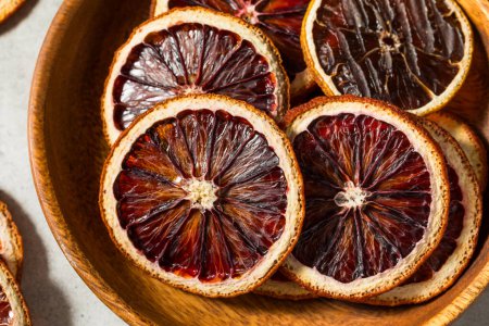 Téléchargez les photos : Oranges sanguines déshydratées sèches dans un bol - en image libre de droit