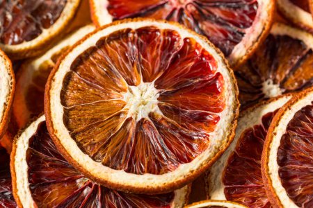Téléchargez les photos : Oranges sanguines déshydratées sèches dans un bol - en image libre de droit