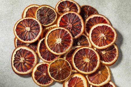 Foto de Naranjas deshidratadas secas en un tazón - Imagen libre de derechos