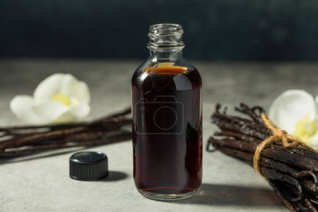 Téléchargez les photos : Extrait de fève de vanille biologique crue pour la cuisson dans une bouteille - en image libre de droit