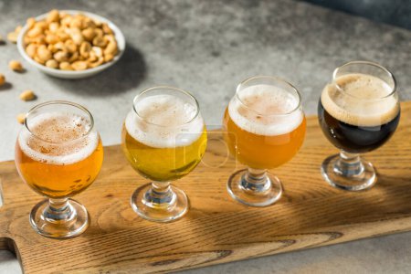 Téléchargez les photos : Boozy froid rafraîchissant Craft vol de bière avec des arachides - en image libre de droit