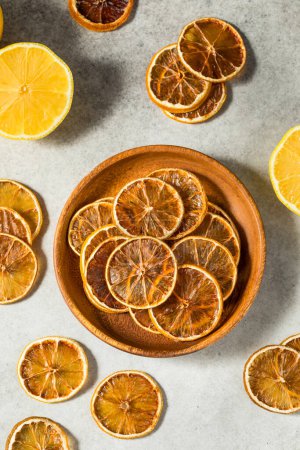 Tranches de citron sec déshydratées dans un bol