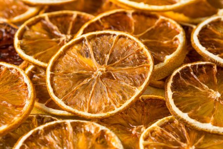 Téléchargez les photos : Tranches de citron sec déshydratées dans un bol - en image libre de droit