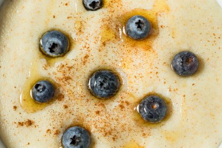 Téléchargez les photos : Porridge traditionnel au petit déjeuner sain au miel et aux baies - en image libre de droit