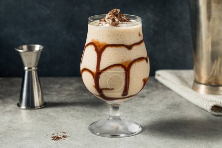 Foto de Cóctel congelado del tobogán del chocolate del alcohol con el licor del café - Imagen libre de derechos
