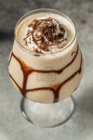 Cóctel congelado del tobogán del chocolate del alcohol con el licor del café