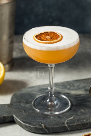 Téléchargez les photos : Cocktail aigre-mousseux froid Boozy avec bourbon et blanc d'oeuf - en image libre de droit