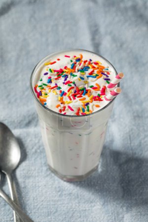 Téléchargez les photos : Frozen maison Funfetti gâteau pâte milkshake avec des aspersions - en image libre de droit