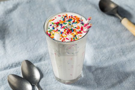 Milkshake casero congelado de la masa de la torta de Funfetti con las aspersiones