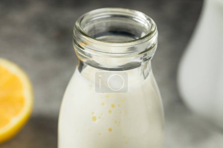 Téléchargez les photos : Beurre blanc rafraîchissant froid dans un verre de lait - en image libre de droit