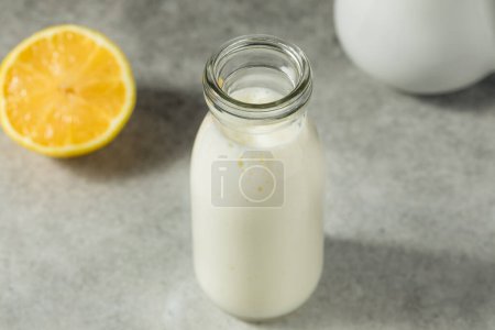 Foto de Mantequilla blanca refrescante fría en un vaso de leche - Imagen libre de derechos