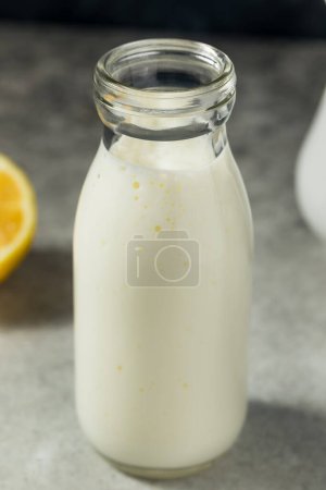 Foto de Mantequilla blanca refrescante fría en un vaso de leche - Imagen libre de derechos