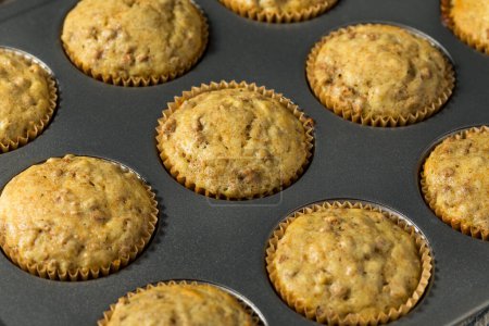 Téléchargez les photos : Muffins de son de petit déjeuner de blé entier chaud du four - en image libre de droit