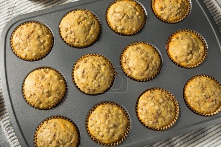 Téléchargez les photos : Muffins de son de petit déjeuner de blé entier chaud du four - en image libre de droit
