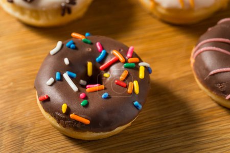 Foto de Mini Donuts caseros para el desayuno con aspersiones y glaseado - Imagen libre de derechos