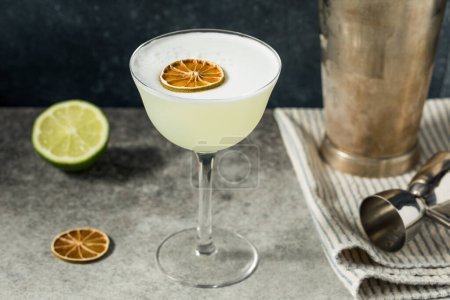 Téléchargez les photos : Boozy Foamy Gin Sour Cocktail avec chaux et sirop - en image libre de droit