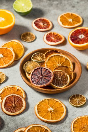 Téléchargez les photos : Agrumes déshydratés séchés sains aux oranges citron vert et citron - en image libre de droit