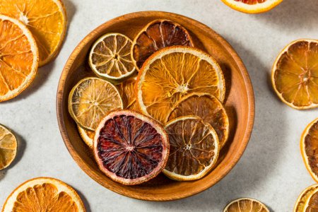 Foto de Cítricos deshidratados secos sanos con naranjas LIme y limones - Imagen libre de derechos