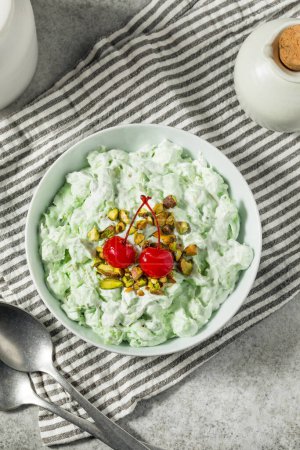 Hausgemachter Pisachio Fluff Watergate Salat mit Marshmallows und Ananas