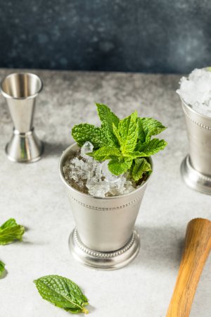 Erfrischender kalter Iced Mint Julep Cocktail mit Bourbon zum Derby