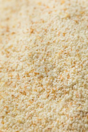 Foto de Grano de Farina de trigo molido crudo orgánico en un tazón - Imagen libre de derechos