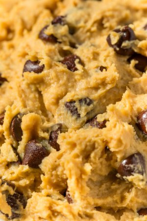 Téléchargez les photos : Pâte à biscuits aux pois chiches végétaliens sains avec pépites de chocolat - en image libre de droit