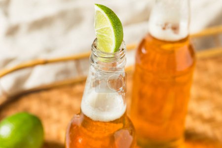 Téléchargez les photos : Rafraîchissant Boozy mexicaine bière bière bière bière avec chaux dans une bouteille - en image libre de droit