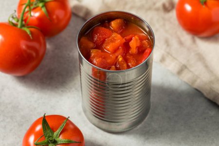 Téléchargez les photos : Tomates en conserve en dés biologiques crues à utiliser pour la cuisson - en image libre de droit