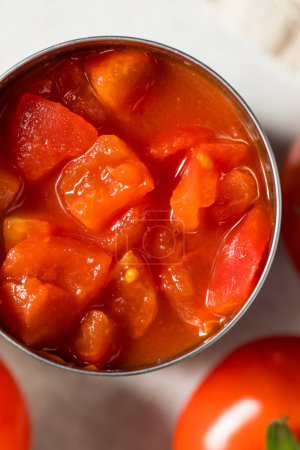 Téléchargez les photos : Tomates en conserve en dés biologiques crues à utiliser pour la cuisson - en image libre de droit