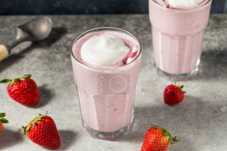 Téléchargez les photos : Milkshake aux fraises maison sucré avec crème fouettée - en image libre de droit