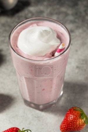 Téléchargez les photos : Milkshake aux fraises maison sucré avec crème fouettée - en image libre de droit