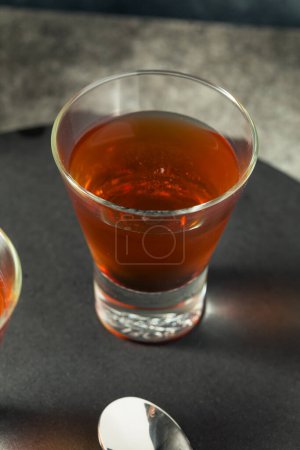 Téléchargez les photos : Boozy Bourbon Whiskey Manhattan Cocktail avec une cerise - en image libre de droit