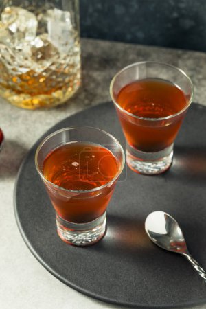 Téléchargez les photos : Boozy Bourbon Whiskey Manhattan Cocktail avec une cerise - en image libre de droit