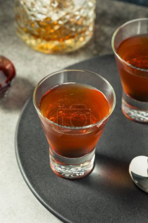 Boozy Bourbon Whiskey Manhattan Cocktail mit einer Kirsche