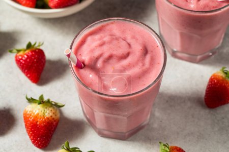 Téléchargez les photos : Smoothie aux fraises bio rouge sain au lait d'amande pour le petit déjeuner - en image libre de droit