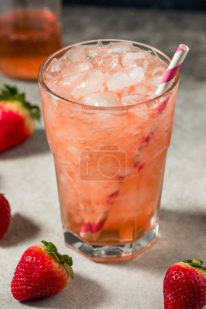 Foto de Refrescante soda de fresa fría con hielo y una paja - Imagen libre de derechos