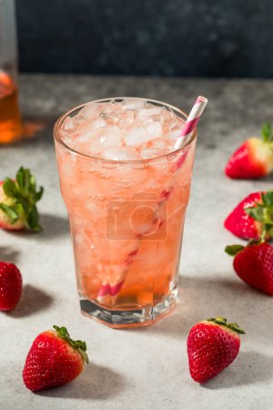 Téléchargez les photos : Soda aux fraises rafraîchissant à froid avec glace et paille - en image libre de droit