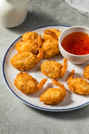 Téléchargez les photos : Crevettes asiatiques frites à la noix de coco avec sauce aigre-douce - en image libre de droit
