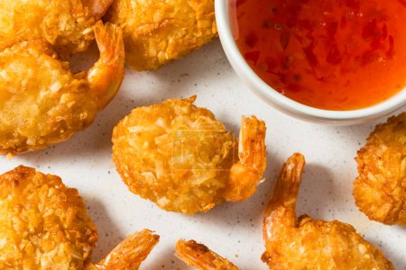 Téléchargez les photos : Crevettes asiatiques frites à la noix de coco avec sauce aigre-douce - en image libre de droit
