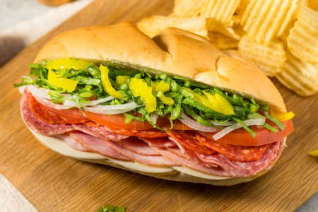 Hausgemachtes italienisches Sub Sandwich mit Salami-Salat und Tomaten