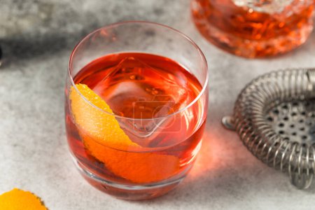 Téléchargez les photos : Cocktail Negroni Gin Boozy Froid avec Vermouth et Orange - en image libre de droit