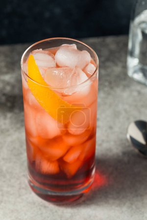 Téléchargez les photos : Cocktail Americano Negroni froid et rafraîchissant avec Gin et Orange - en image libre de droit