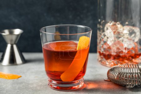 Erfrischender kalter Boozy Boulevardier Cocktail mit Bourbon und Orange