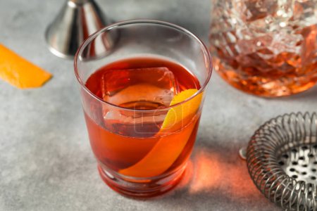 Erfrischender kalter Boozy Boulevardier Cocktail mit Bourbon und Orange