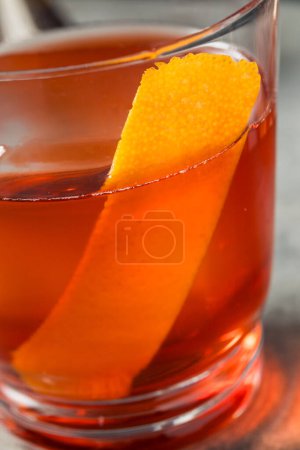 Téléchargez les photos : Cocktail rafraîchissant Boozy Boulevardier froid avec Bourbon et Orange - en image libre de droit