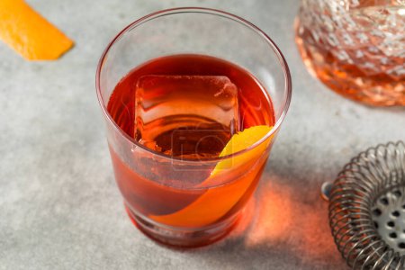 Téléchargez les photos : Cocktail rafraîchissant Boozy Boulevardier froid avec Bourbon et Orange - en image libre de droit