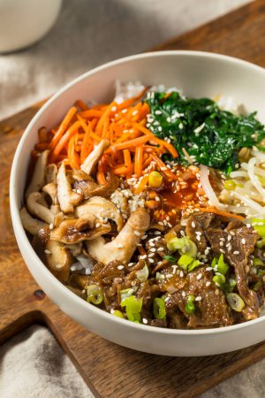 Herzhaftes koreanisches Bibimbop-Gericht mit Rinderpilzen Karotten und Reis